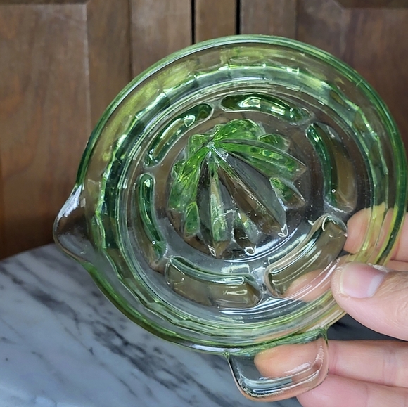 Uranium Glass Juicer - Picture 7 of 15